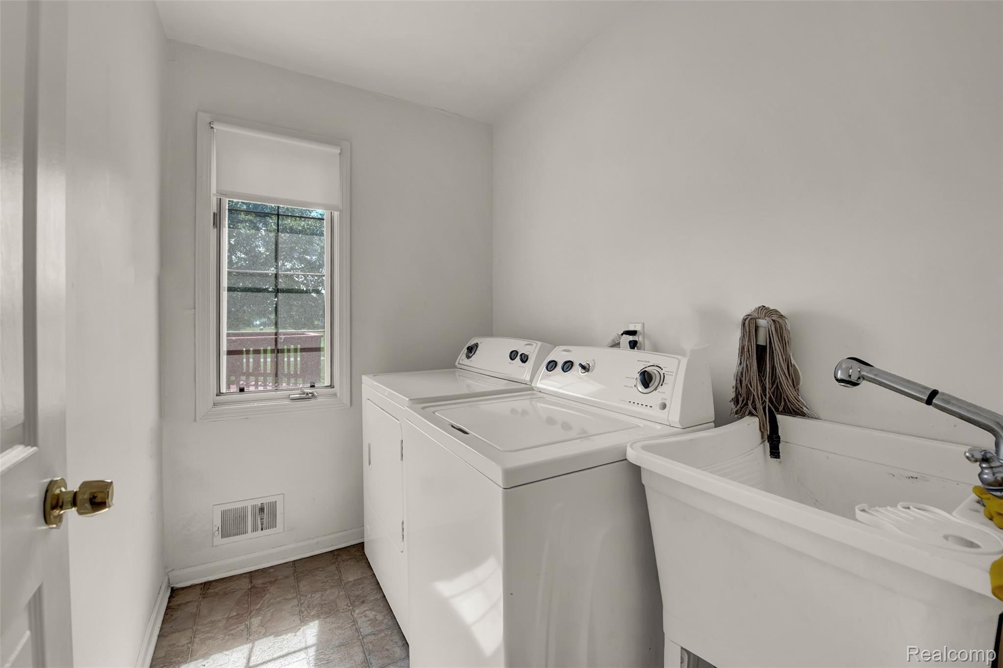 46617 Mornington Road Canton, MI 48188 - Photo 23 of 44 DSC_9012.jpg