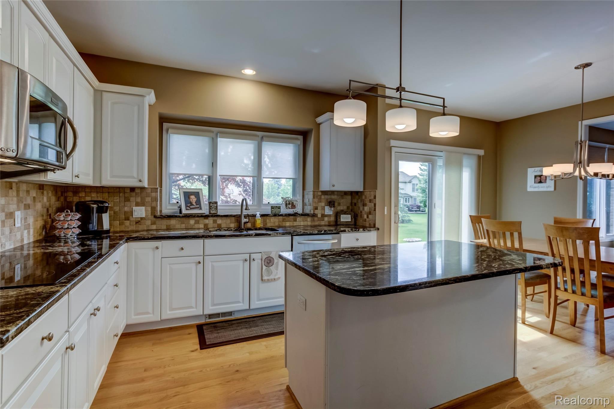 47923 Pavillon Road Canton, MI 48188 - Photo 8 of 32 016-47923PavillonRoad-Canton-MI-48188-full.jpg