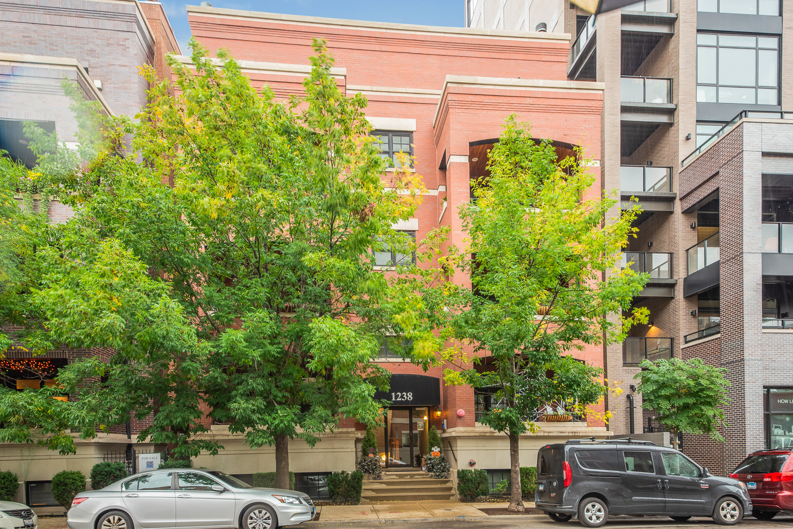 1238 West Jackson Boulevard, Unit 2W Chicago, IL 60607 - Photo 1 of 12 a building view