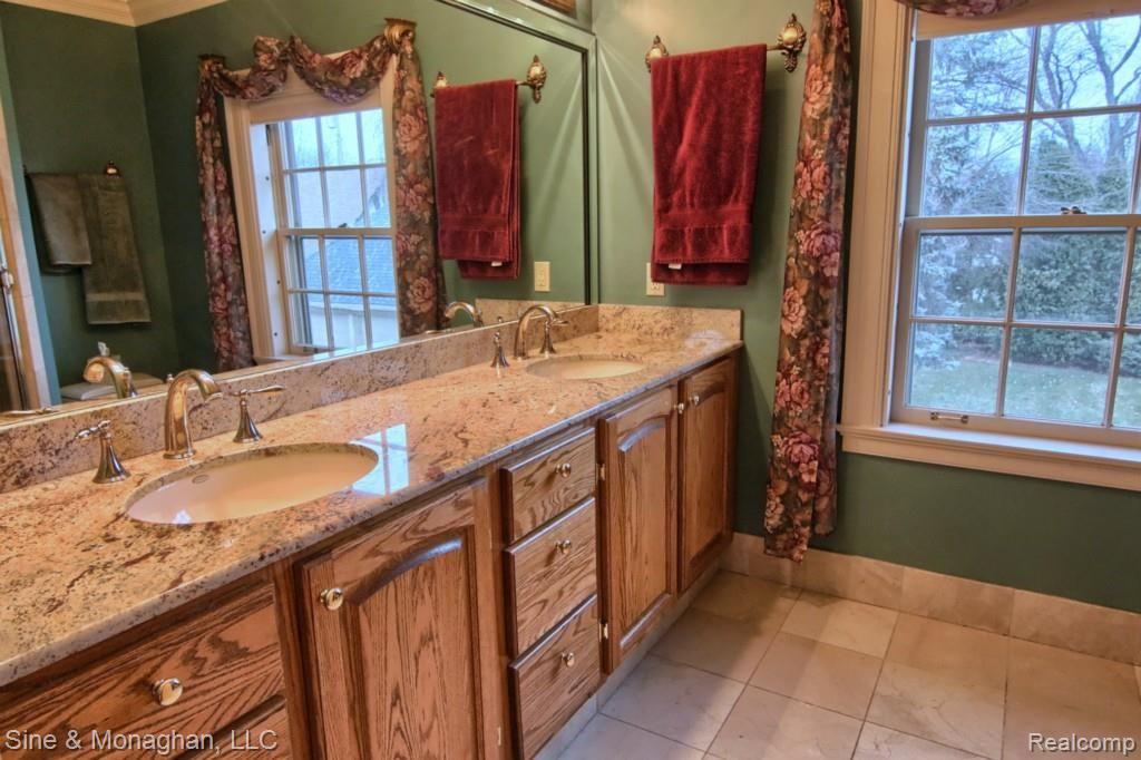 44 Hampton Road Grosse Pointe, MI 48236 - Photo 16 of 33 Master Bathroom.jpg