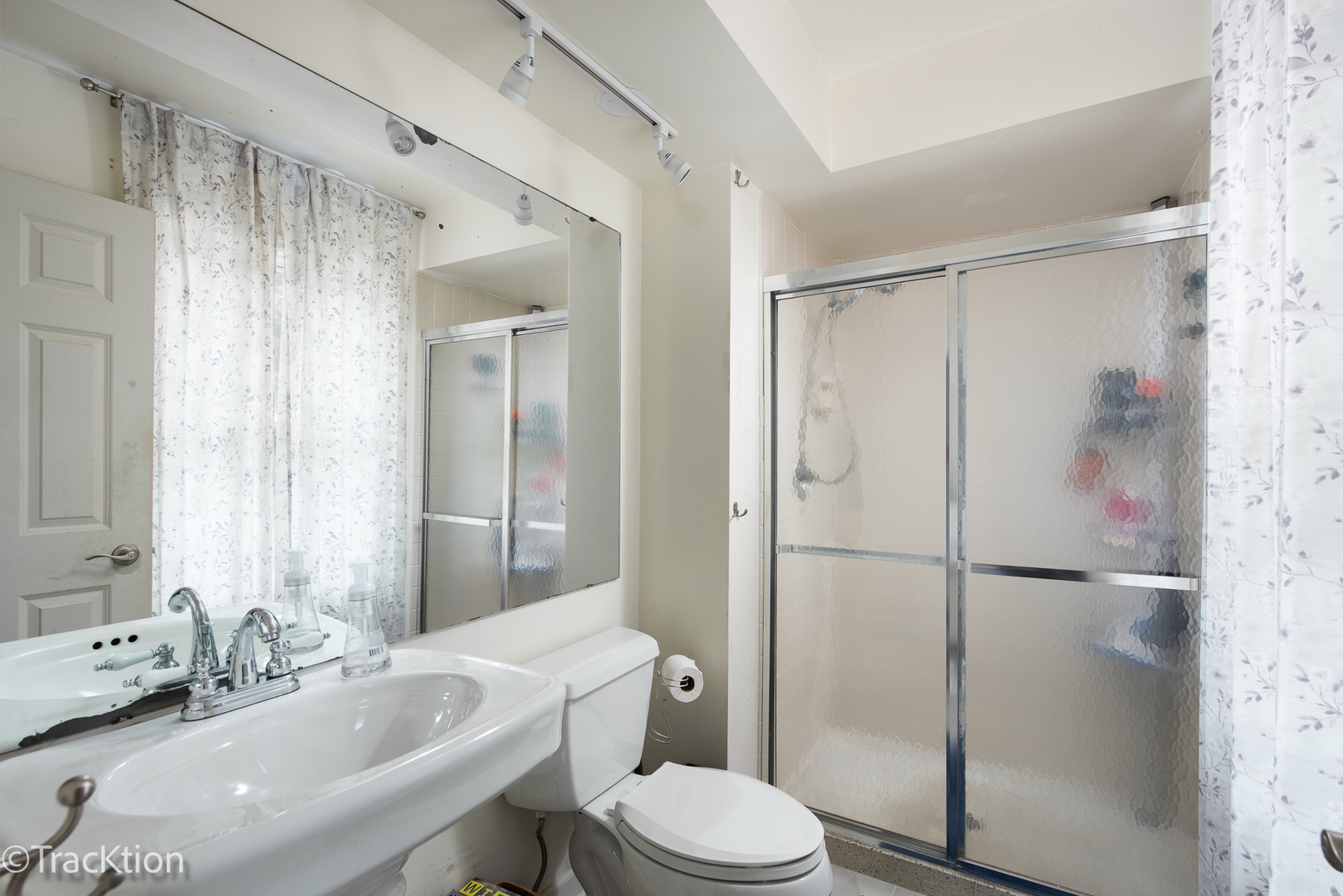 2184 Riverlea Circle Naperville, IL 60565 - Photo 10 of 20 a bathroom with a sink toilet and shower