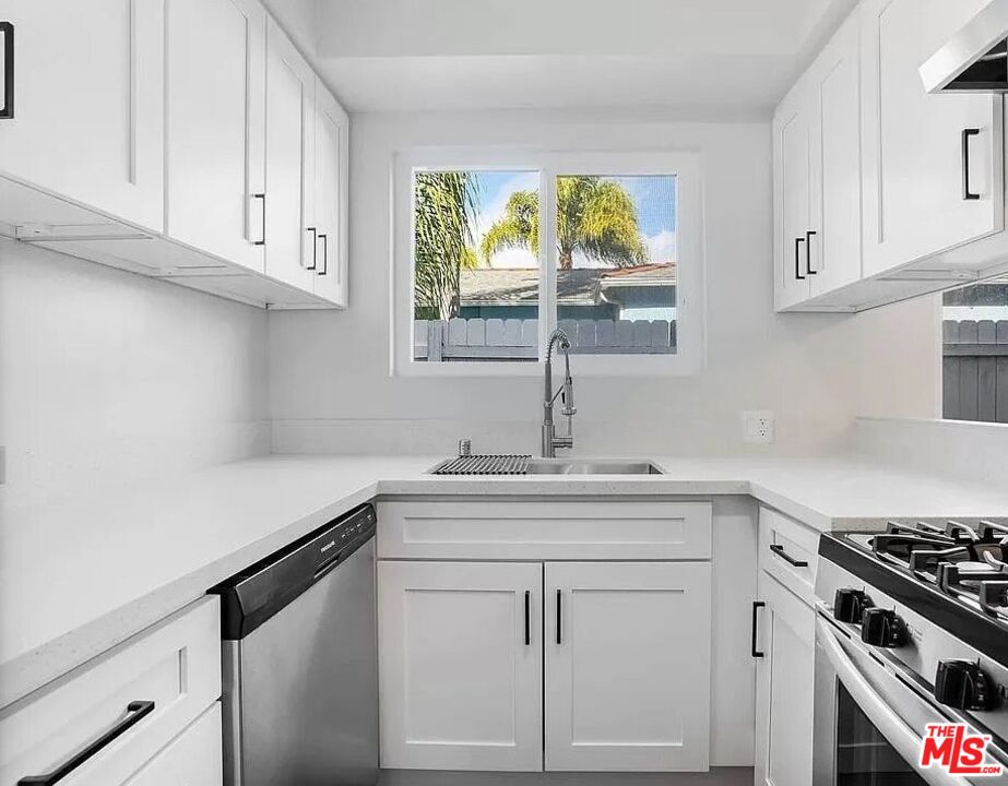 1813 9th Street, Unit 4 Santa Monica, CA 90404 - Photo 1 of 17