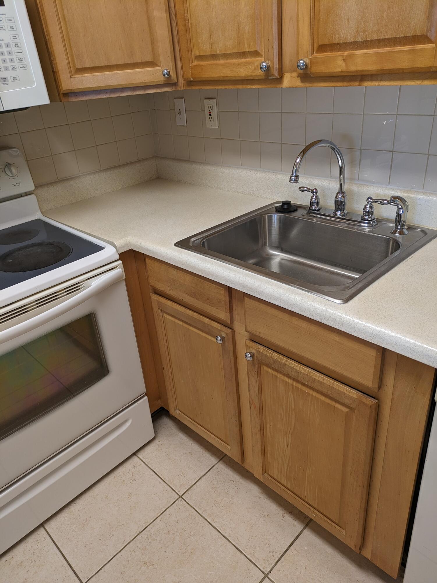 275 Suffolk F, Unit 275 Boca Raton, FL 33434 - Photo 3 of 12 Clean and bright
