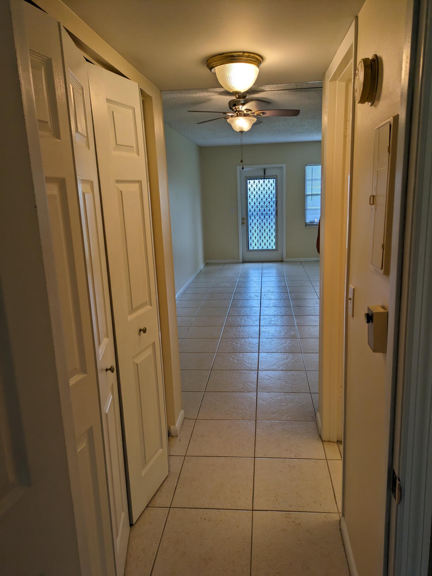 275 Suffolk F, Unit 275 Boca Raton, FL 33434 - Photo 7 of 12 Come on in