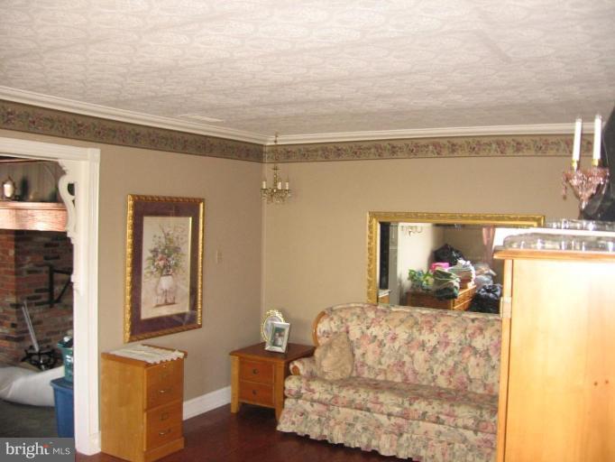 8577 Beacon Point Road Pasadena, MD 21122 - Photo 5 of 13 Living Room