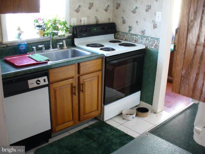 8577 Beacon Point Road Pasadena, MD 21122 - Photo 6 of 13 Kitchen