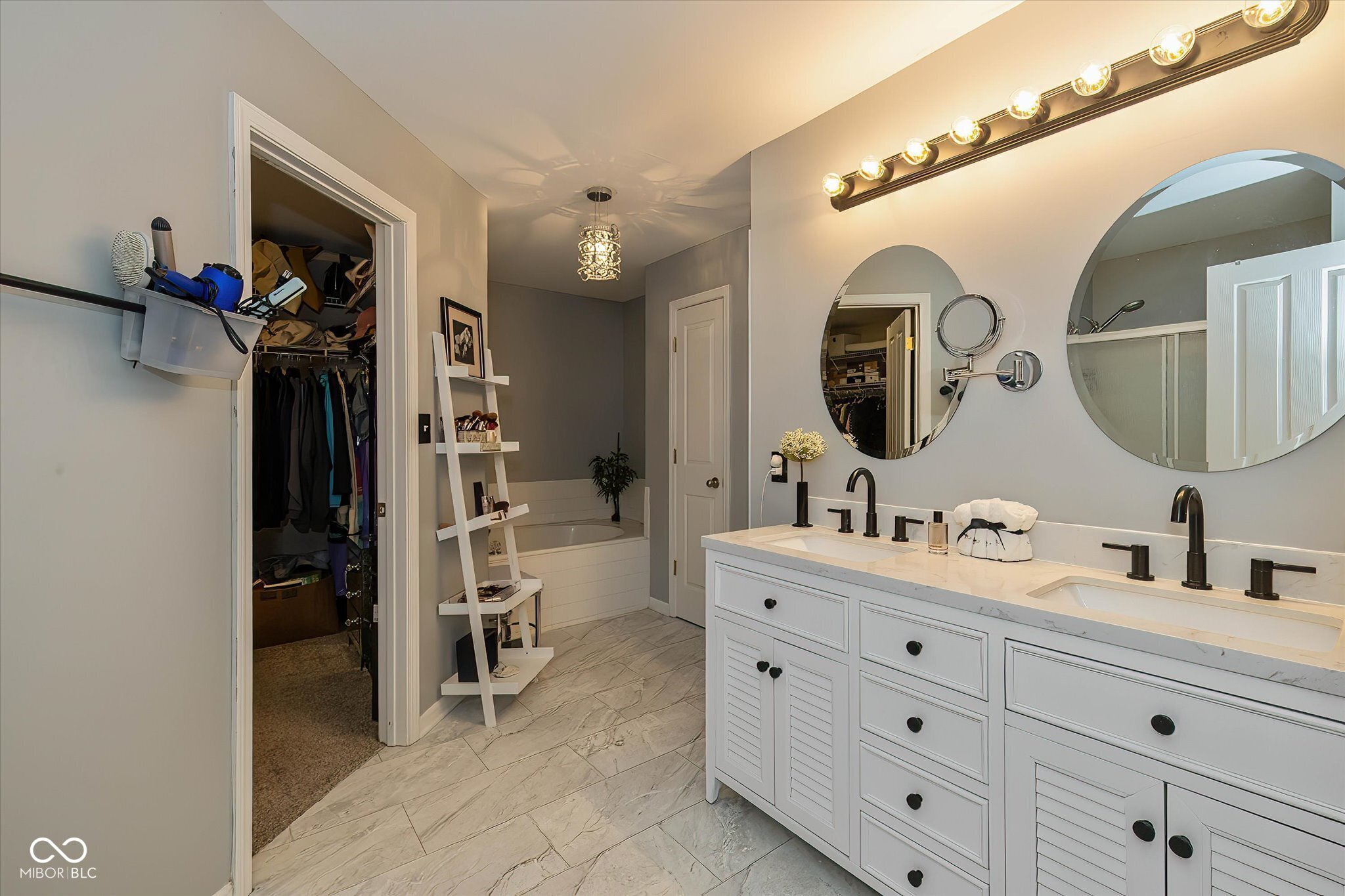 11298 Squirrel Hollow Fishers, IN 46038 - Photo 16 of 32