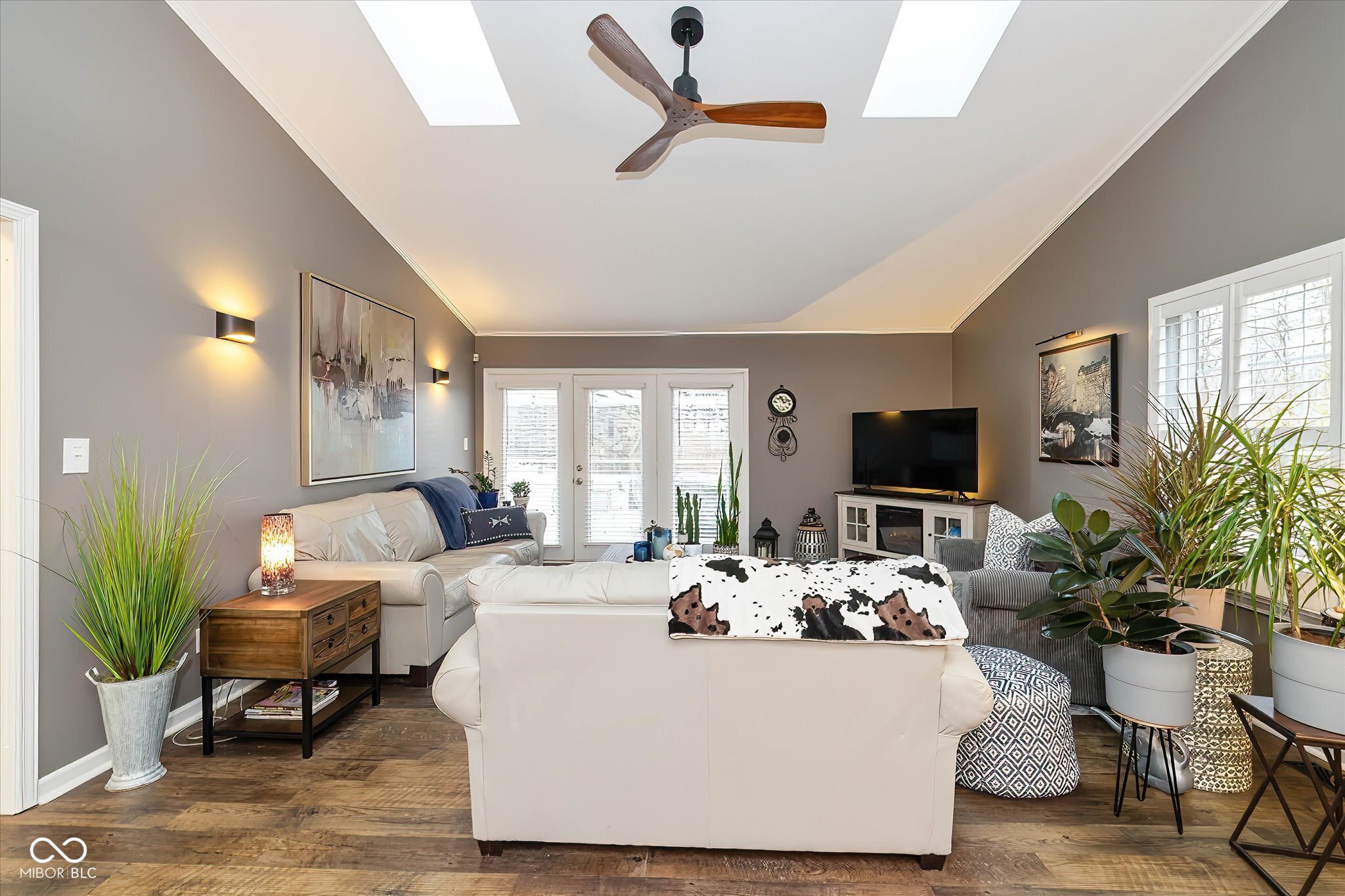 11298 Squirrel Hollow Fishers, IN 46038 - Photo 3 of 32