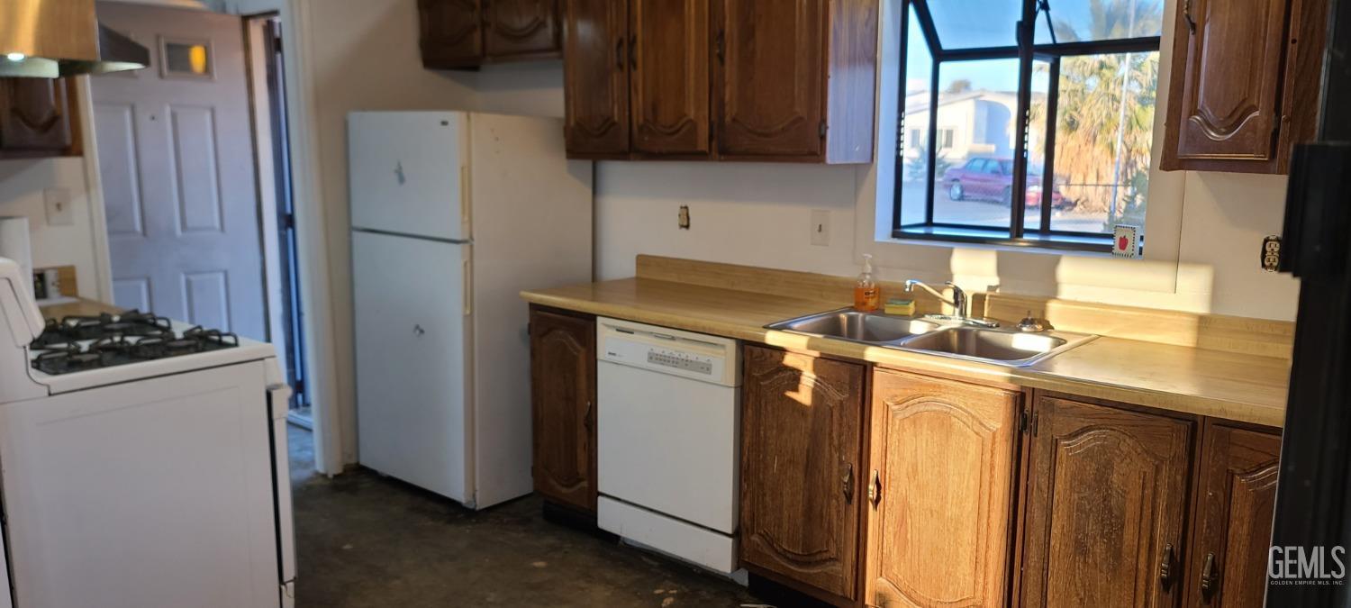 Undisclosed Address Trona, CA 93562 - Photo 6 of 27 a utility room with dryer and washer