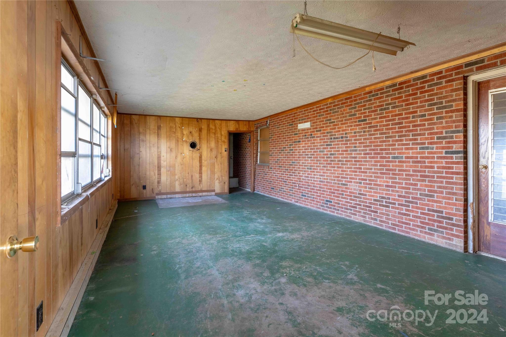 214 Laycock Road Hendersonville, NC 28792 - Photo 8 of 27 Gallery Image 8
