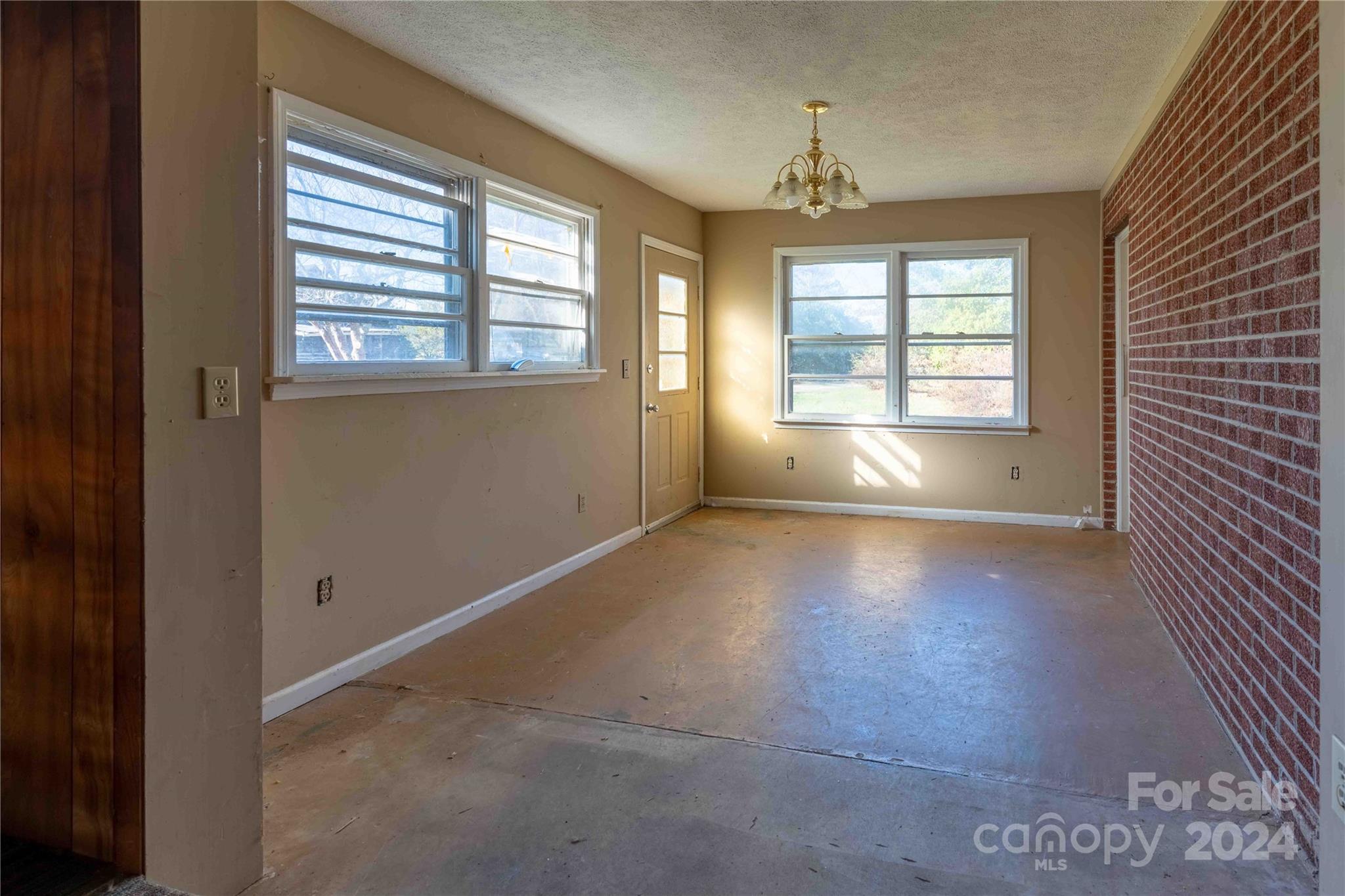 214 Laycock Road Hendersonville, NC 28792 - Photo 10 of 27 Gallery Image 10