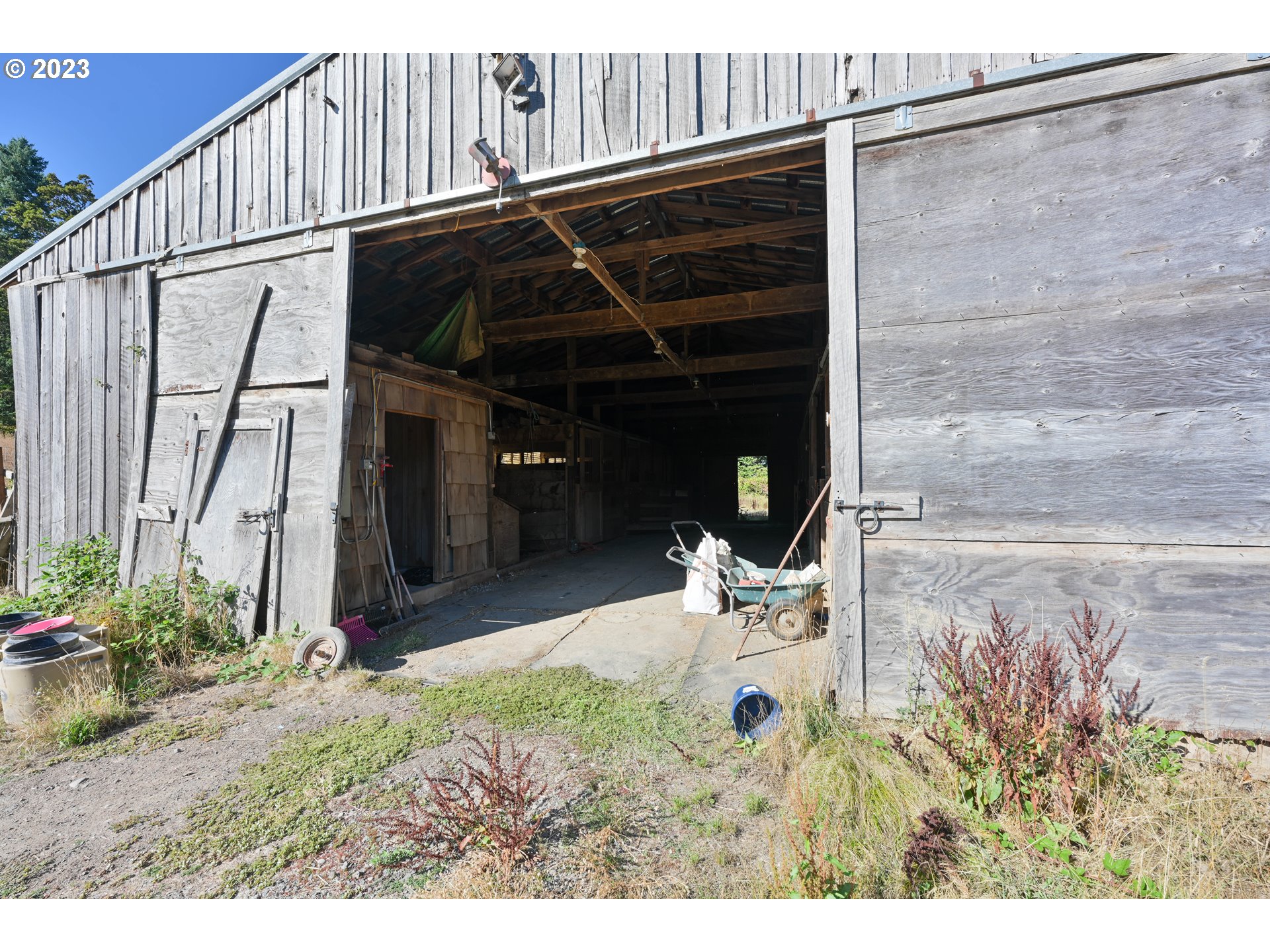 16913 South Hattan Road Oregon City, OR 97045 - Photo 16 of 44 a view of a backyard with table and chairs