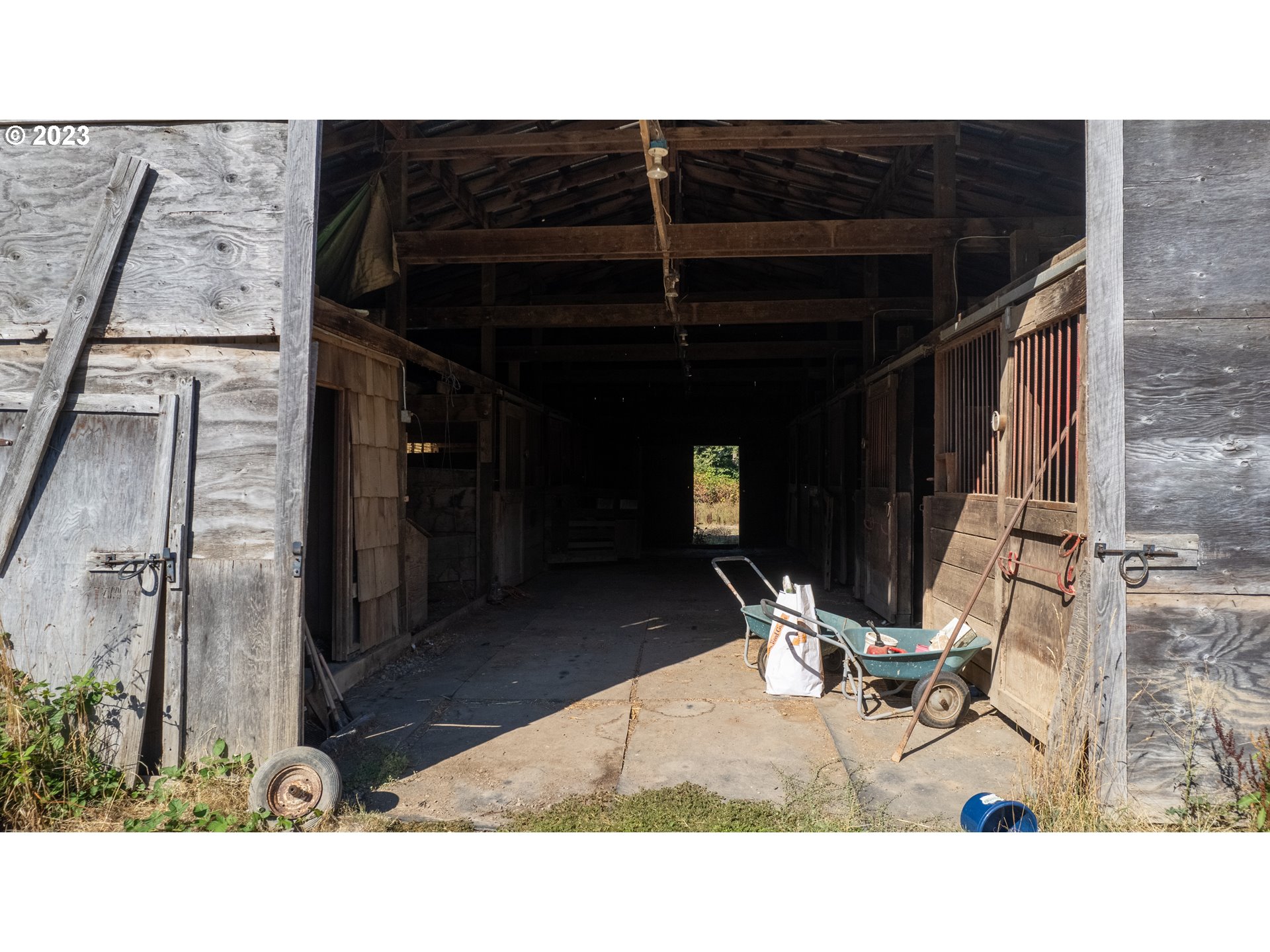 16913 South Hattan Road Oregon City, OR 97045 - Photo 17 of 44 a black and white photo of a living room