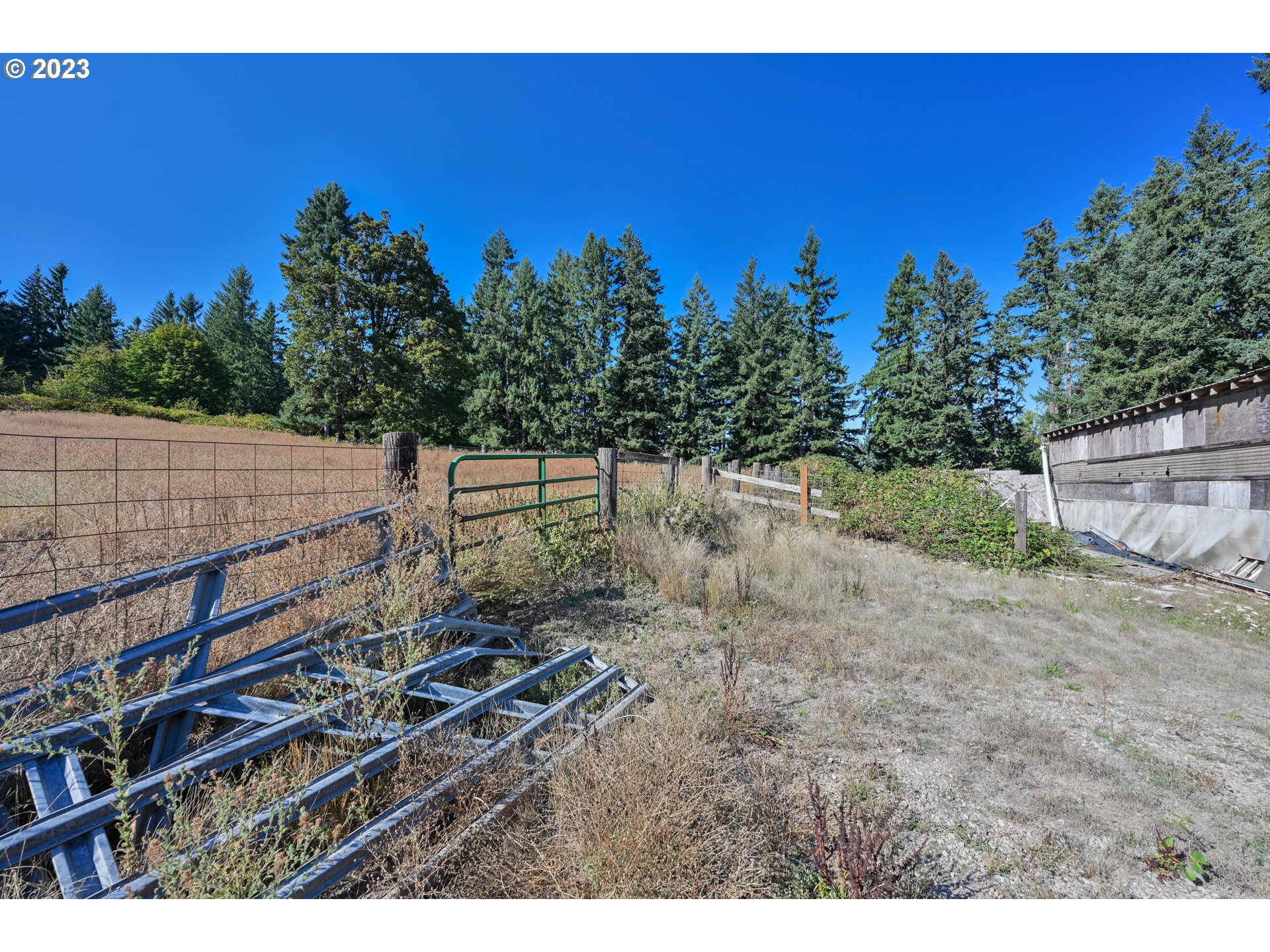 16913 South Hattan Road Oregon City, OR 97045 - Photo 44 of 44 a view of a yard with wooden fence