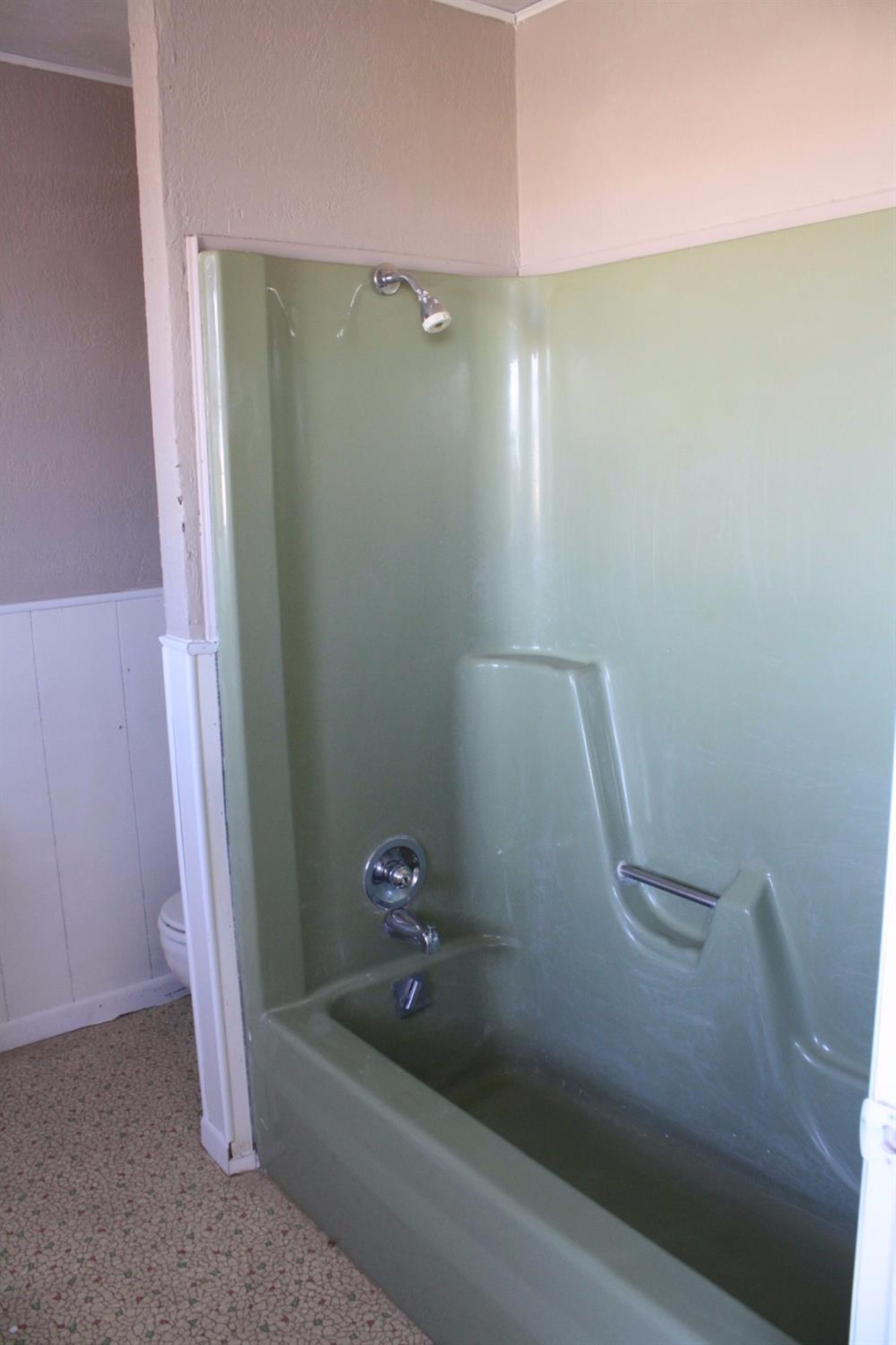 306 West 34th Plainview, TX 79072 - Photo 29 of 36 a bathroom with a bathtub
