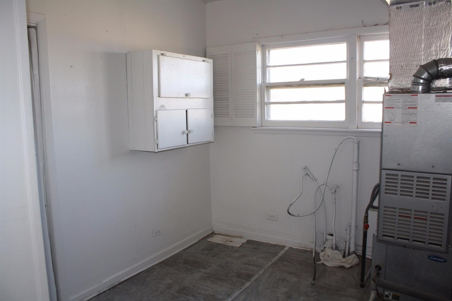 306 West 34th Plainview, TX 79072 - Photo 36 of 36 a room with a white stove and a window