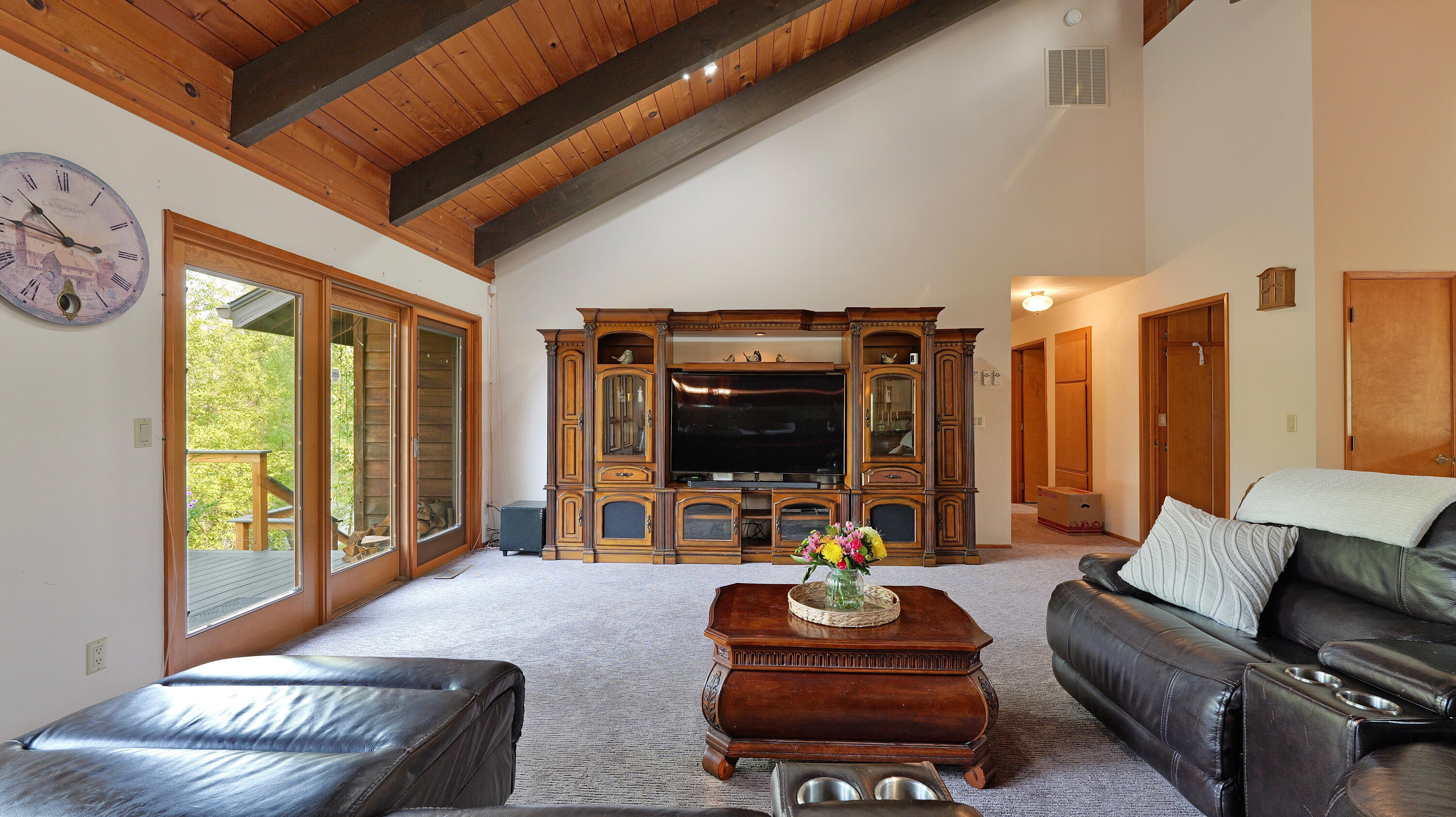 975 Old Ferry Road Shady Cove, OR 97539 - Photo 11 of 100 Living Room