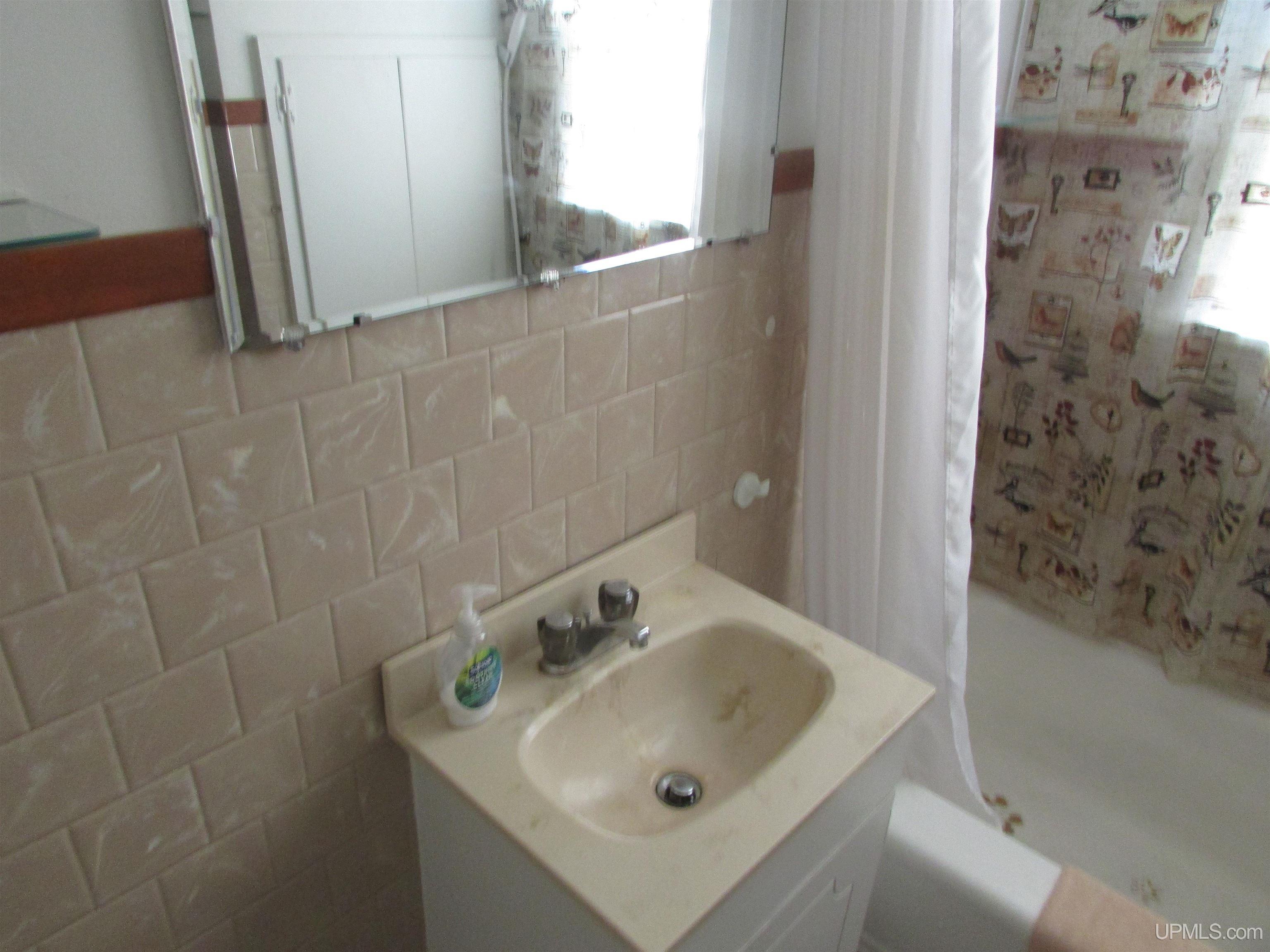 105 West Fall Street L'Anse, MI 49946 - Photo 19 of 28