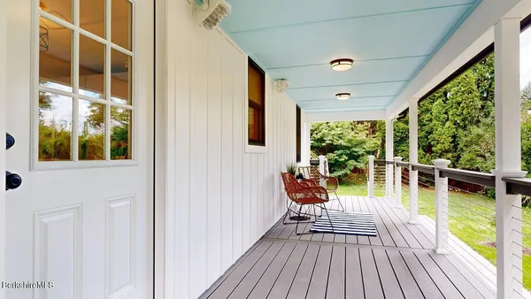 a view of a house with backyard