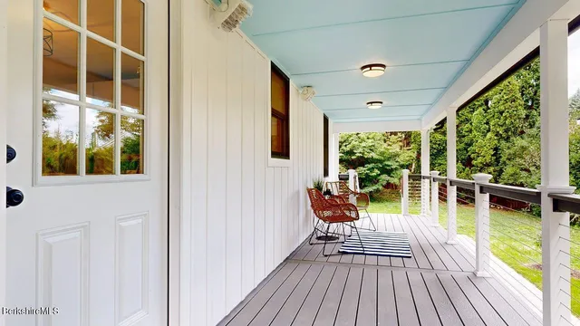 a view of a house with backyard