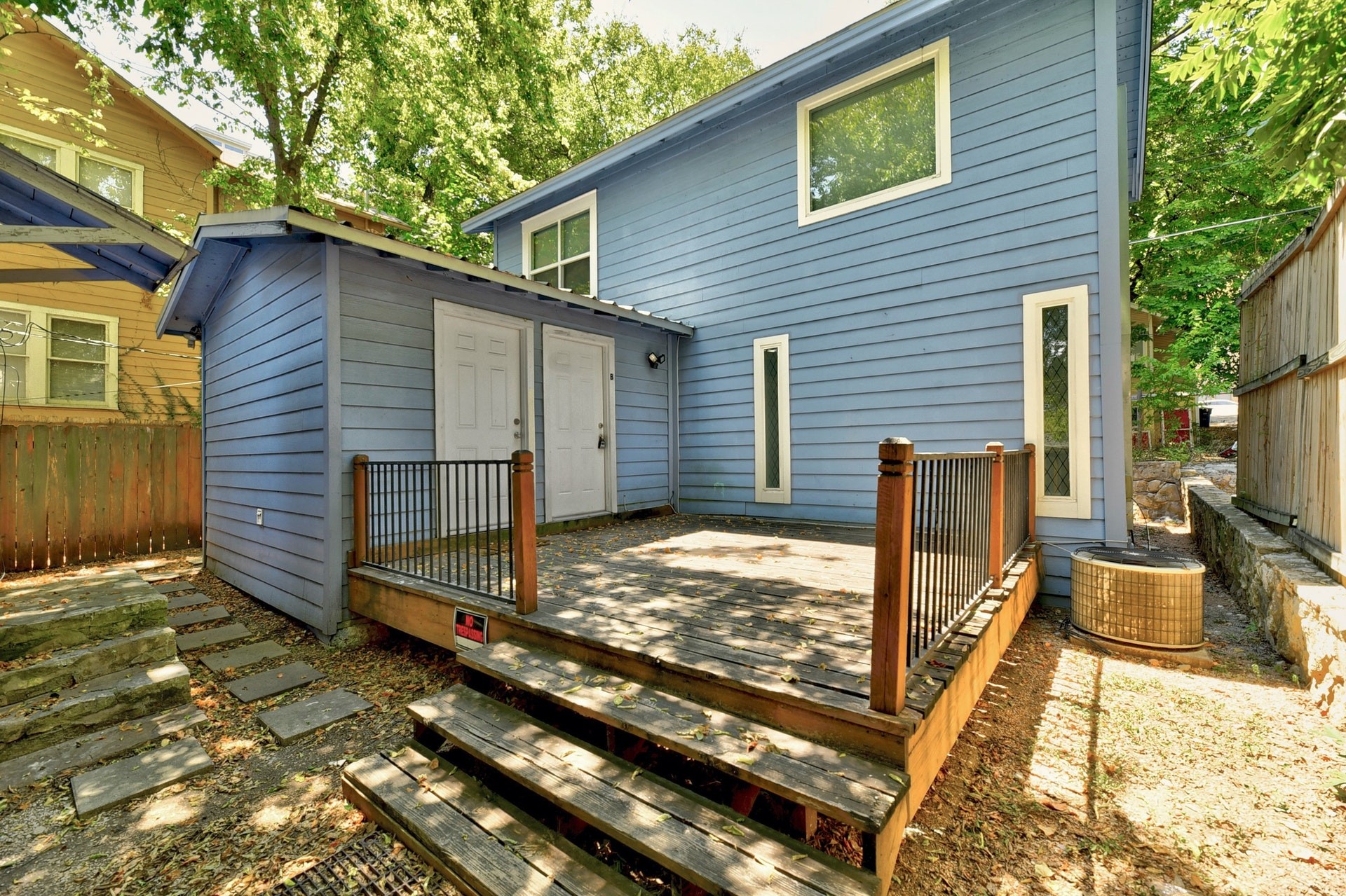 a view of a backyard with cabin