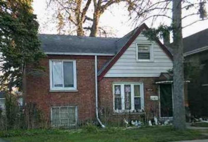 6453 28th Street Berwyn, IL 60402 - Photo 2 of 4 a front view of a house with a yard