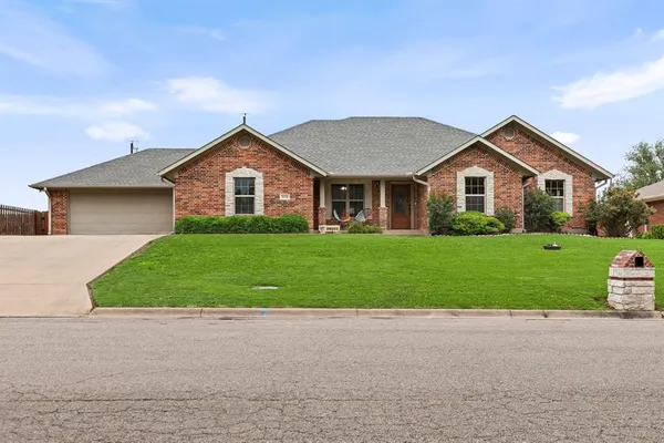 $425,000 | 1028 North Elm Street, Muenster, TX 76252