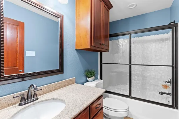 $425,000 | 1028 North Elm Street, Muenster, TX 76252