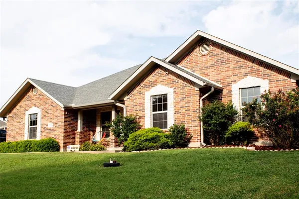 $425,000 | 1028 North Elm Street, Muenster, TX 76252