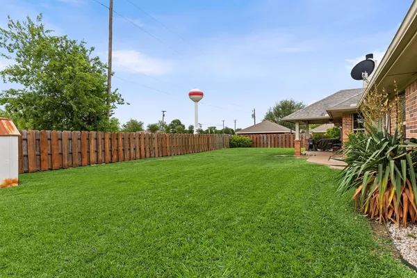 $425,000 | 1028 North Elm Street, Muenster, TX 76252