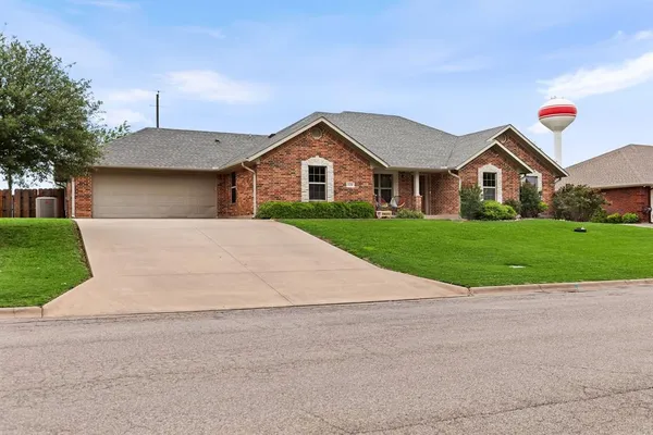 $425,000 | 1028 North Elm Street, Muenster, TX 76252