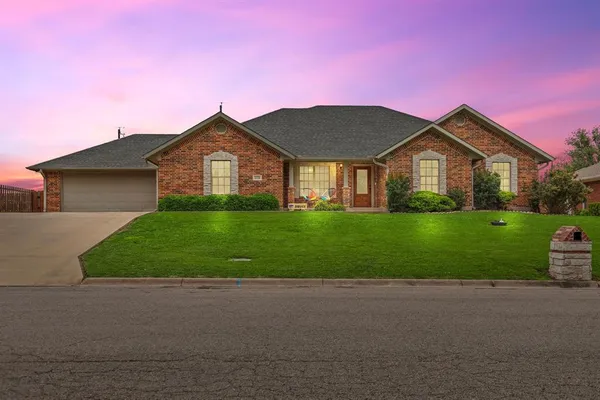 $425,000 | 1028 North Elm Street, Muenster, TX 76252