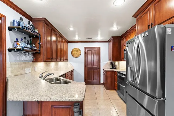 $425,000 | 1028 North Elm Street, Muenster, TX 76252