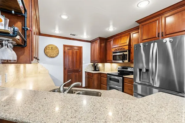 $425,000 | 1028 North Elm Street, Muenster, TX 76252