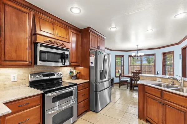 $425,000 | 1028 North Elm Street, Muenster, TX 76252