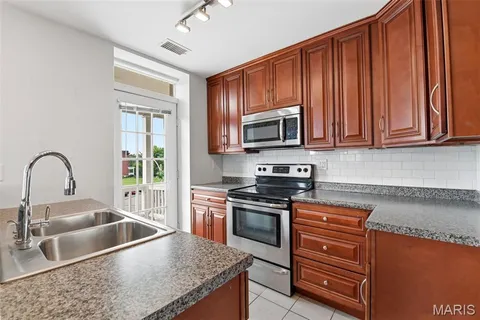 $169,900 | 422 Lake Avenue, Unit 5, St. Louis, MO 63108