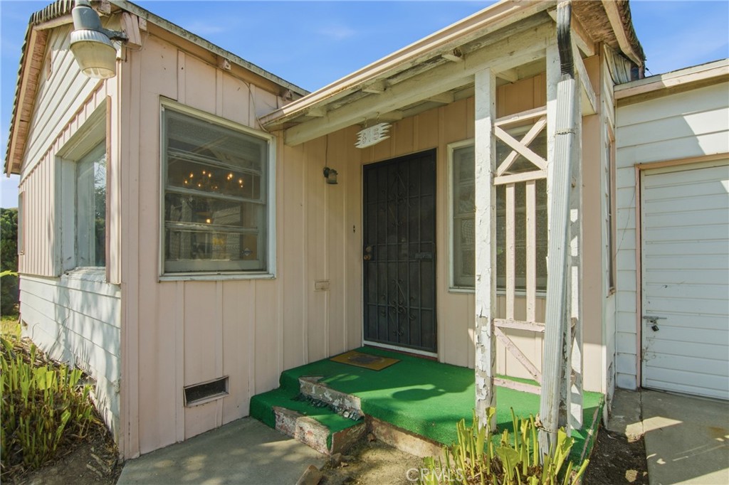 615 North Grandee Avenue Compton, CA 90220 - Photo 3 of 14 a backyard of a house with garden