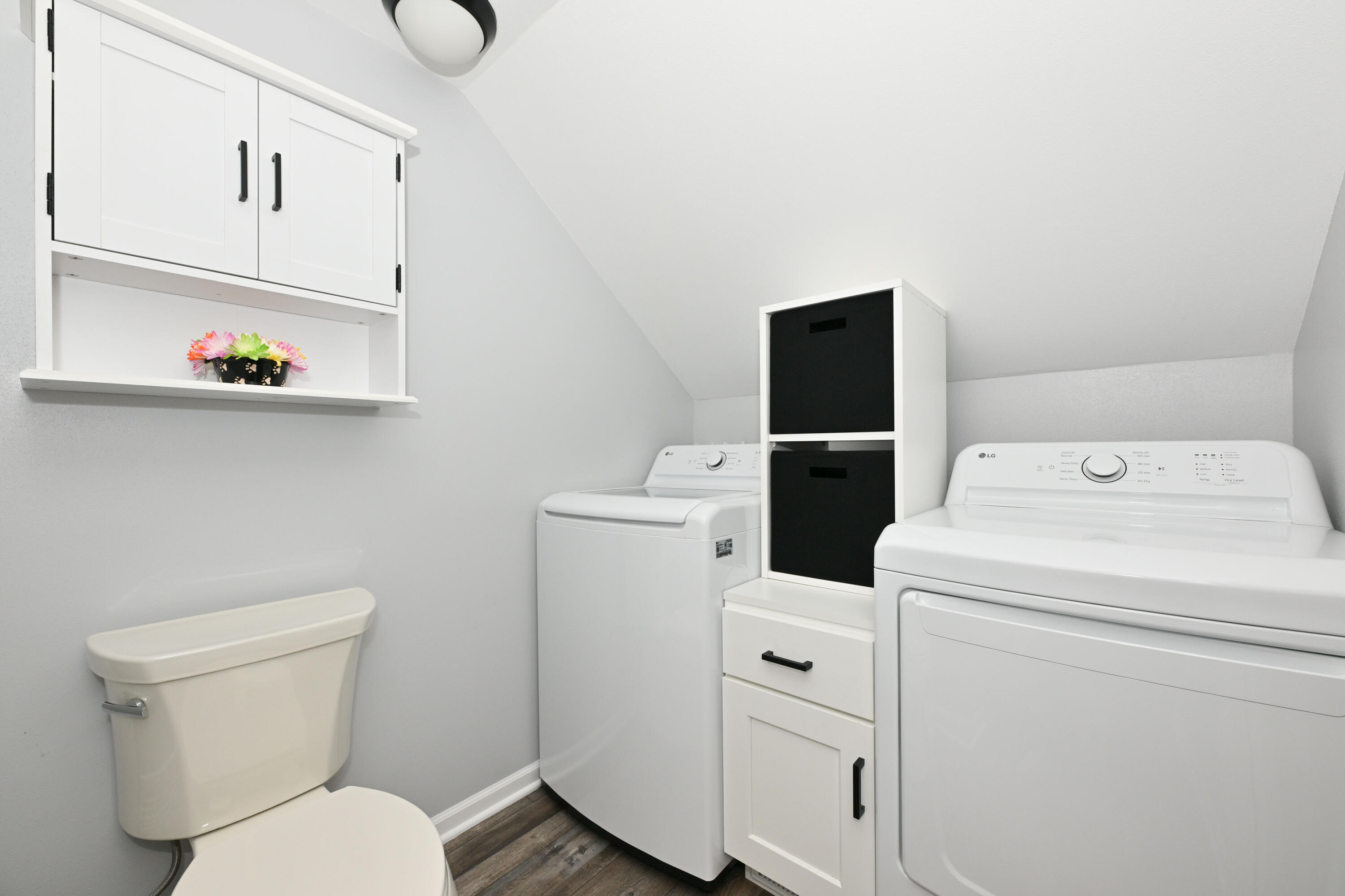 105 Roberts Road Dousman, WI 53118 - Photo 18 of 24 Full Bath/Laundry