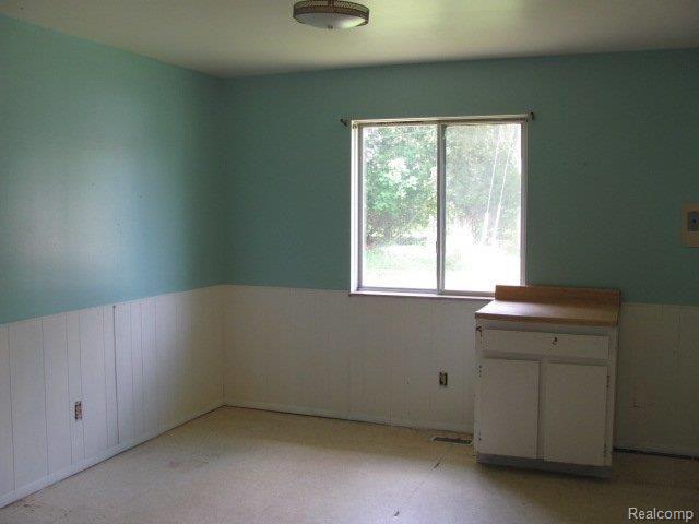 3340 Thomas Road Oxford, MI 48371 - Photo 4 of 9 8 Dining Room