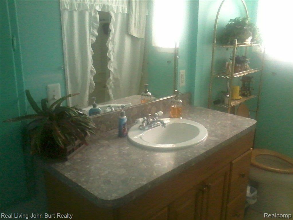 2627 Frembes Road Waterford, MI 48329 - Photo 13 of 17 bath