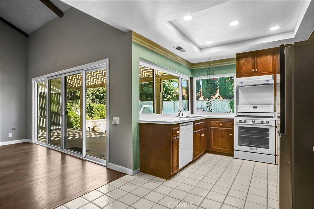 25136 Avenida Rondel Valencia, CA 91355 - Photo 11 of 36