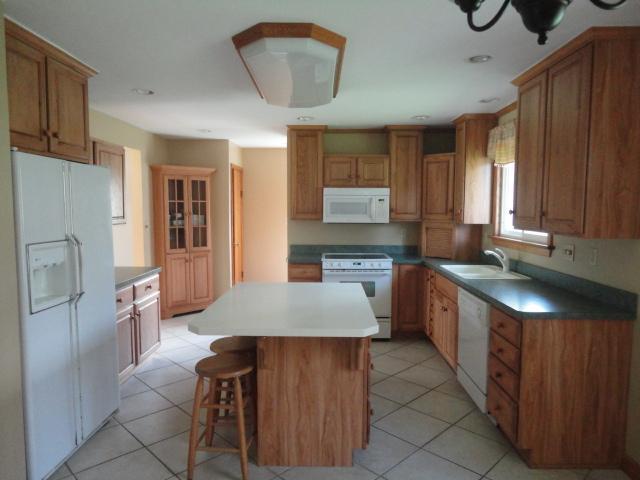 33 Country Club Road Grove City, PA 16127 - Photo 5 of 15 Kitchen.