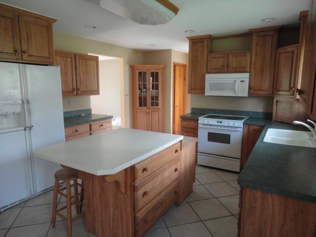 33 Country Club Road Grove City, PA 16127 - Photo 6 of 15 Kitchen.