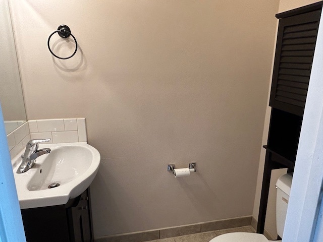 2093 Kettering Road Hoffman Estates, IL 60169 - Photo 11 of 28 a bathroom with a sink and a mirror