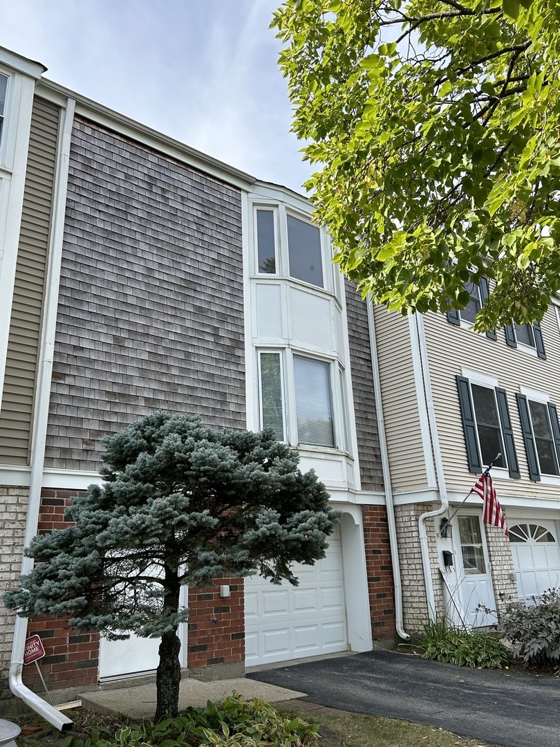2093 Kettering Road Hoffman Estates, IL 60169 - Photo 2 of 28 a front view of house with yard