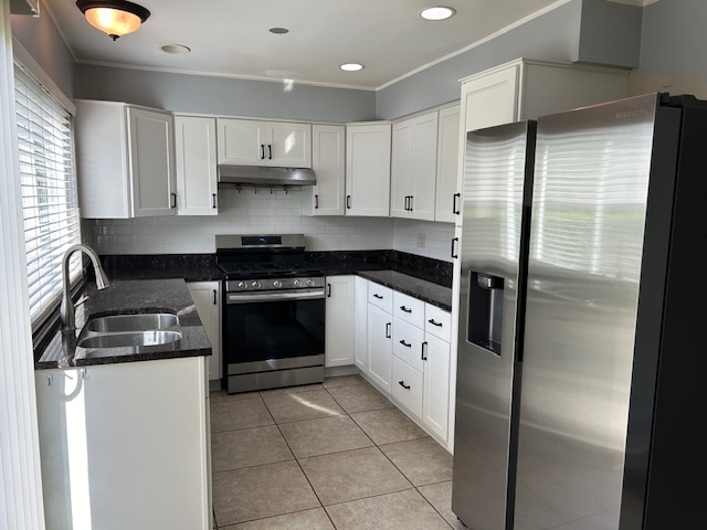 2093 Kettering Road Hoffman Estates, IL 60169 - Photo 8 of 28 a kitchen with granite countertop a refrigerator and a stove top oven