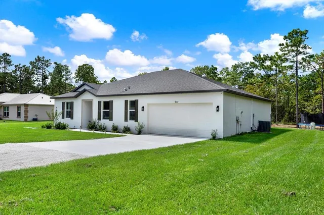 $2,300 | 18187 Macassar Road, Weeki Wachee, FL 34614