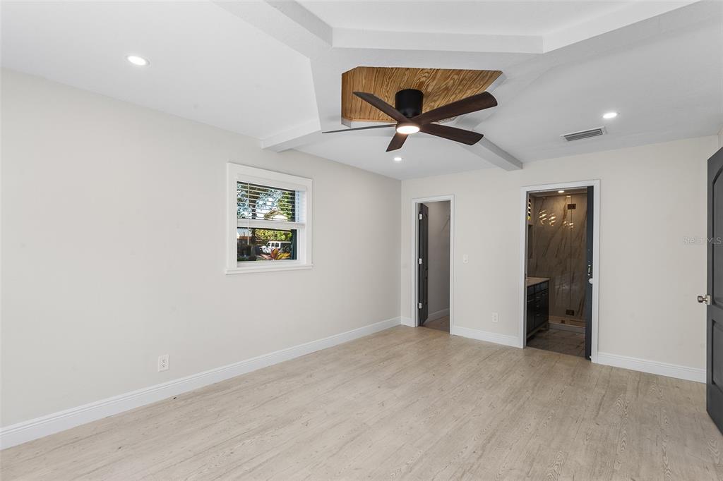 810 22nd Street North St. Petersburg, FL 33713 - Photo 14 of 37 a view of an empty room