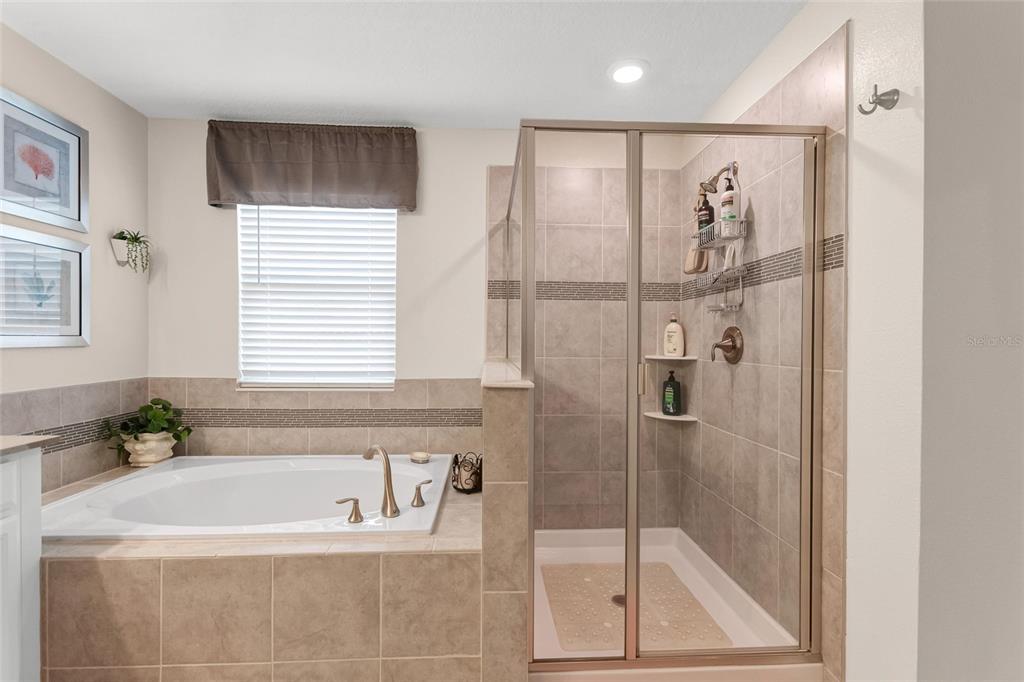 1089 Blackwolf Run Road Davenport, FL 33896 - Photo 41 of 82 a bathroom with a bathtub and a shower
