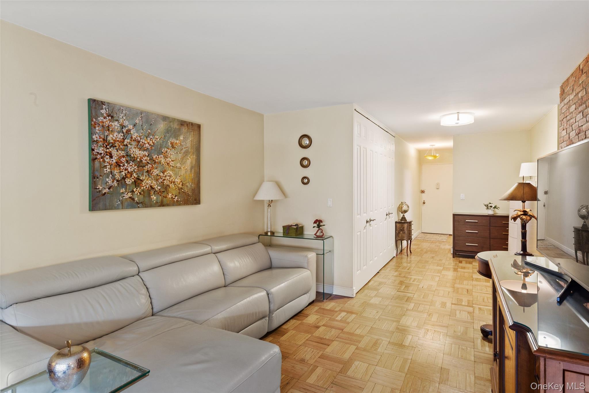 230 Garth Road, Unit 7B1 Scarsdale, NY 10583 - Photo 4 of 24 Spacious Living Room